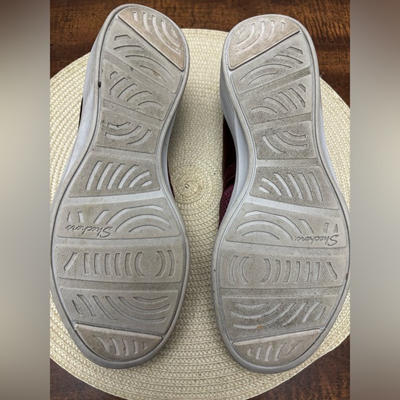 Skechers Sparkle - Plum size 9.5 strap across foot is snug Better fit 9 - Picture 3 of 4